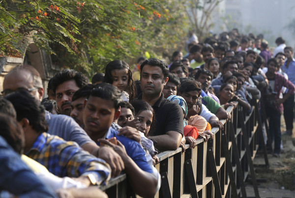 ▲▼上千名印度粉絲排隊，等著送電影女星詩麗黛瑋阿雅潘（Sridevi Kapoor）最後一程。（圖／達志影像／美聯社）