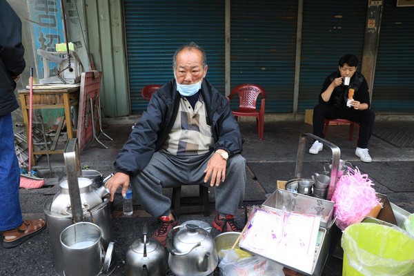 杏仁茶攤老闆是第2代，加上父親擺攤資歷，超過80年。