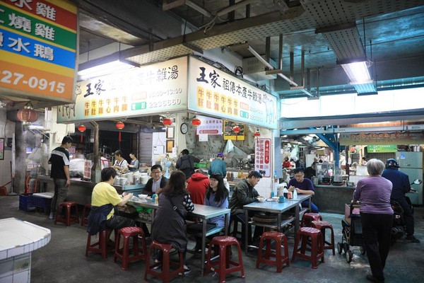 「王家祖傳本產牛雜湯」在東市場熱賣近80年，是人氣最旺的攤子。