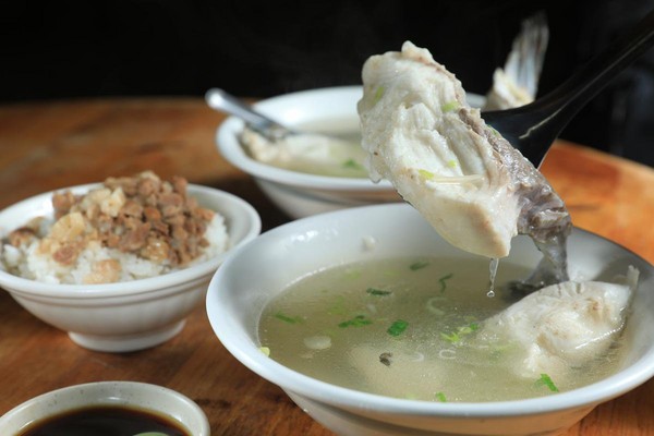 「草魚肉湯」有厚切大片的魚身肉，質地扎實甘美、沒土味，蘸醬吃更鮮。（45元／碗）
