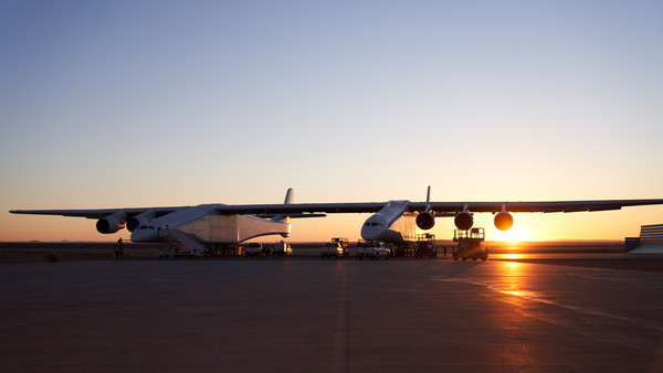 ▲▼「大鵬」是微軟共同創辦人艾倫（Paul Allen）的夢想，這架飛機首次亮相是在去年5月31日，雙機身設計、機身高15公尺、重54萬公斤、機翼展開長達117公尺，用了6具和波音747同樣型號的引擎，載重能達23萬公斤，目前來說算是全球最大的飛機。（圖／取自官網）