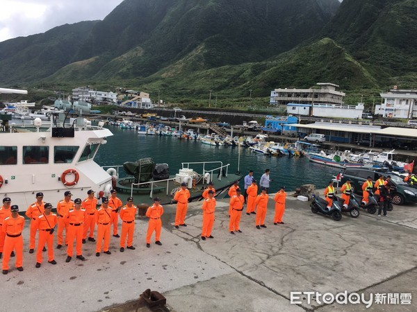 東部地區巡防局為保護蘭嶼地區原住民族傳統飛魚漁撈文化，由海巡署龔光宇副署長假蘭嶼開元漁港主持護漁誓師大會，展現海巡署積極取締破壞海洋資源並維護海洋生態保育之決心。（圖／海巡署東部地區巡防局提供）