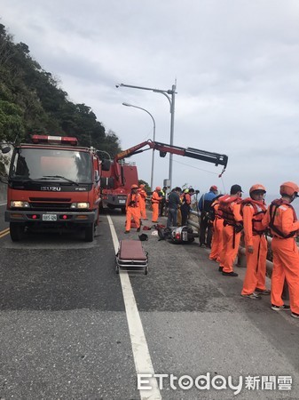 蘇花公路台九線170.1公里處，1名男子疑似摔落下邊坡100公尺處，警消獲報垂降將男子救起時已無呼吸心跳，送醫急救仍不治。（圖／花蓮縣消防局提供）