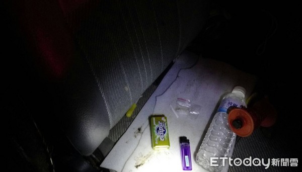 警員以手電筒照射車內，發現副駕駛座有安非他命玻璃吸食器一組，並在車內口香糖盒內查獲安非他命2小包重約3.45公克。（圖／台東縣警察局提供）