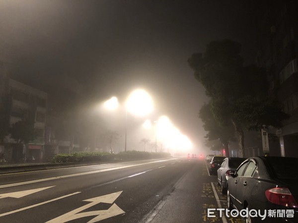 台北起大霧。（圖／記者陳俊宏攝）