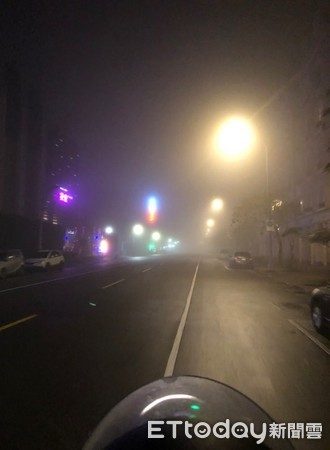 台北起大霧。（圖／記者董美琪攝）