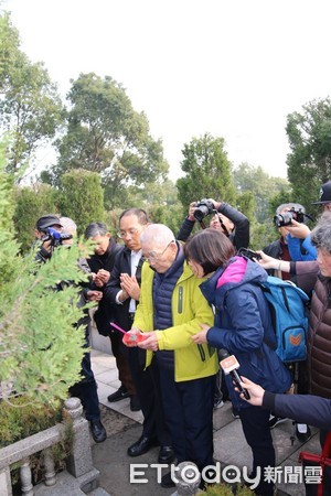 ▲▼90歲老兵趙東發前往蘇州尋親，找到2個親妹妹，他在3/1前去祭拜已病逝的妹妹趙趣英。（圖／今日頭條提供）