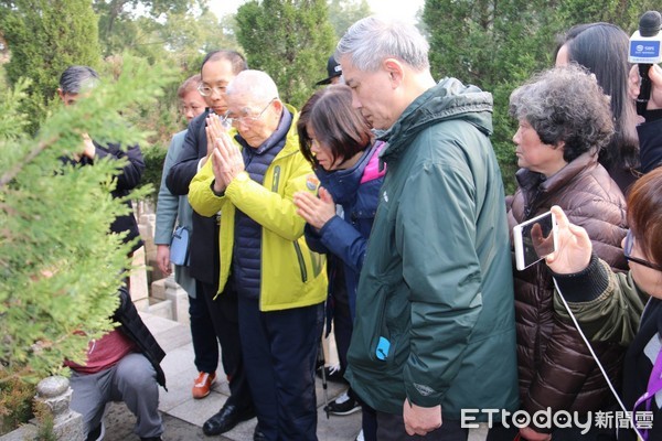 ▲▼90歲老兵趙東發前往蘇州尋親，找到2個親妹妹，他在3/1前去祭拜已病逝的妹妹趙趣英。（圖／今日頭條提供）