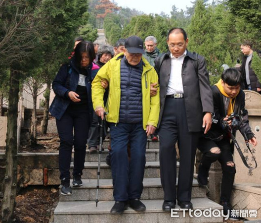 ▲▼90歲老兵趙東發前往蘇州尋親，找到2個親妹妹，他在3/1前去祭拜已病逝的妹妹趙趣英。（圖／今日頭條提供）