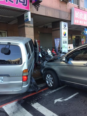 ▲台中市北屯區崇德路、松竹路口1日上午9時許發生連環車禍。（圖／翻攝臉書爆料公社）