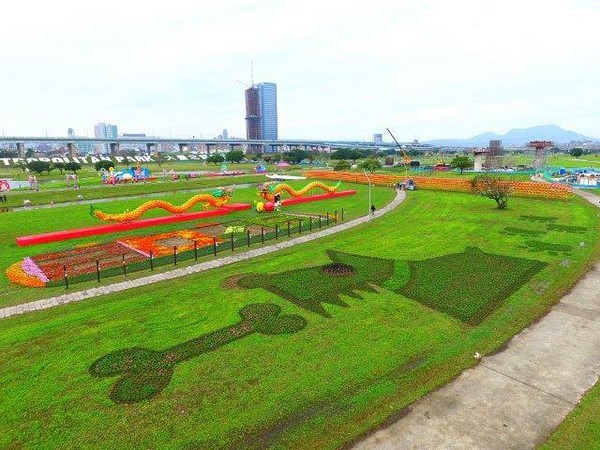 ▲新北市　大台北都會公園狗年地景。（圖／我的新北市提供，請勿任意翻攝以免侵權）