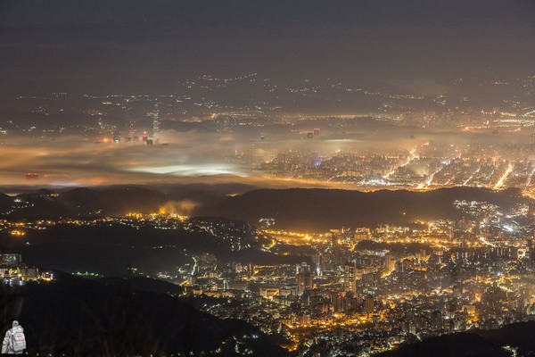 ▲▼霧鎖大台北，網友拍下絕美夢幻夜景。2018/3/1。（圖／網友謝東東授權提供，請勿隨意翻攝）