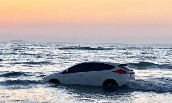 ▲▼學長買新車載學弟去看夕陽　車停沙灘「漲潮」慘變泡水車。（圖／翻攝自爆廢公社）