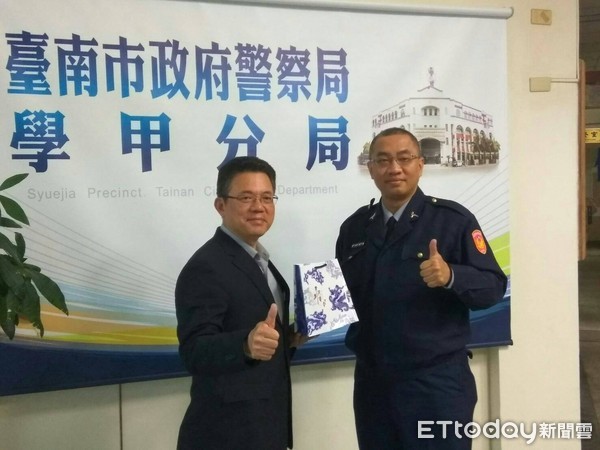 ▲台南市學甲警分局長陳錦文，頒發茶葉獎勵陳員勇於任事的態度。（圖／警方提供）