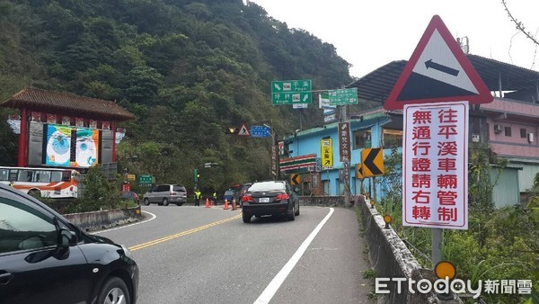 ▲▼新北市「平溪天燈節」登場，新店警協助交通疏導。（圖／記者林煒傑翻攝）