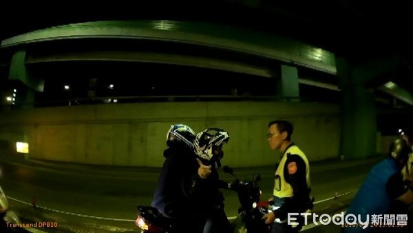 ▲「前面有人看到攔檢就停車！」，保安警重陽橋上包抄酒駕男。（圖／記者柳名耕翻攝）