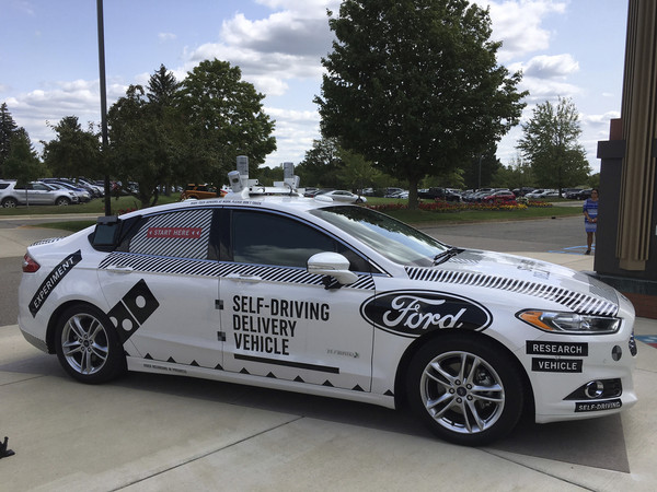 ▲▼福特汽車在去年夏天宣布和達美樂披薩合作，首度在密西根州的安娜堡（Ann Arbor）進行無人車的外送服務測試。（圖／達志影像／美聯社）