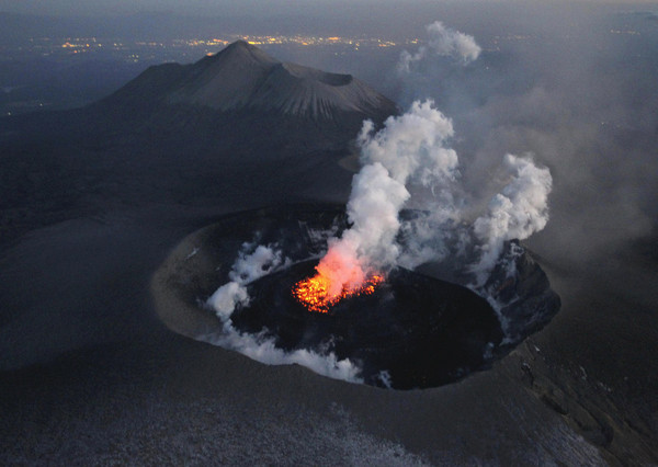 ▲▼九州新燃岳火山2011年1月31日噴發。（圖／達志影像／美聯社）