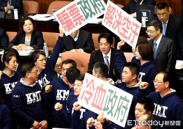 ▲立法院院會 國民黨團議場抗議 並將陳情書交給行政院長賴清德。▼（圖／記者屠惠剛攝）