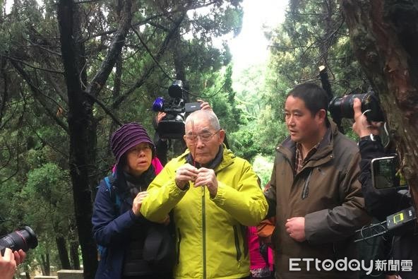 ▲▼燒香鞠躬祭拜父母，91歲台灣老兵趙東發哽咽：爸我回来了。（圖／今日頭條提供）