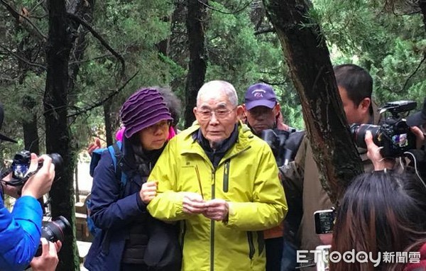 ▲▼燒香鞠躬祭拜父母，91歲台灣老兵趙東發哽咽：爸我回来了。（圖／今日頭條提供）