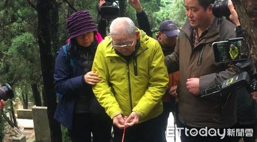 ▲▼燒香鞠躬祭拜父母，91歲台灣老兵趙東發哽咽：爸我回来了。（圖／今日頭條提供）