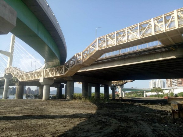 ▲▼重陽橋南側新設人行鋼橋完工。（圖／北市工務局提供）