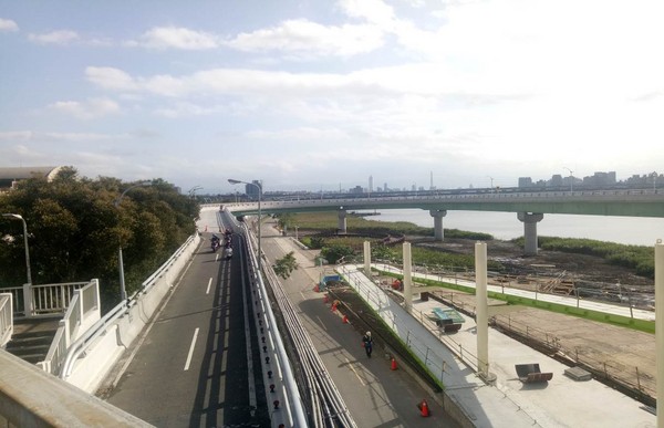 ▲▼重陽橋南側新設機車引道完工。（圖／北市工務局提供）