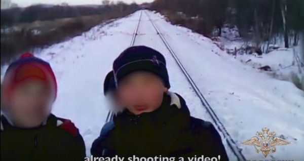 ▲▼俄羅斯青少年火車自拍。（圖／翻攝自YouTube）