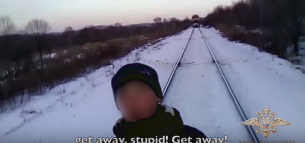 ▲▼俄羅斯青少年火車自拍。（圖／翻攝自YouTube）