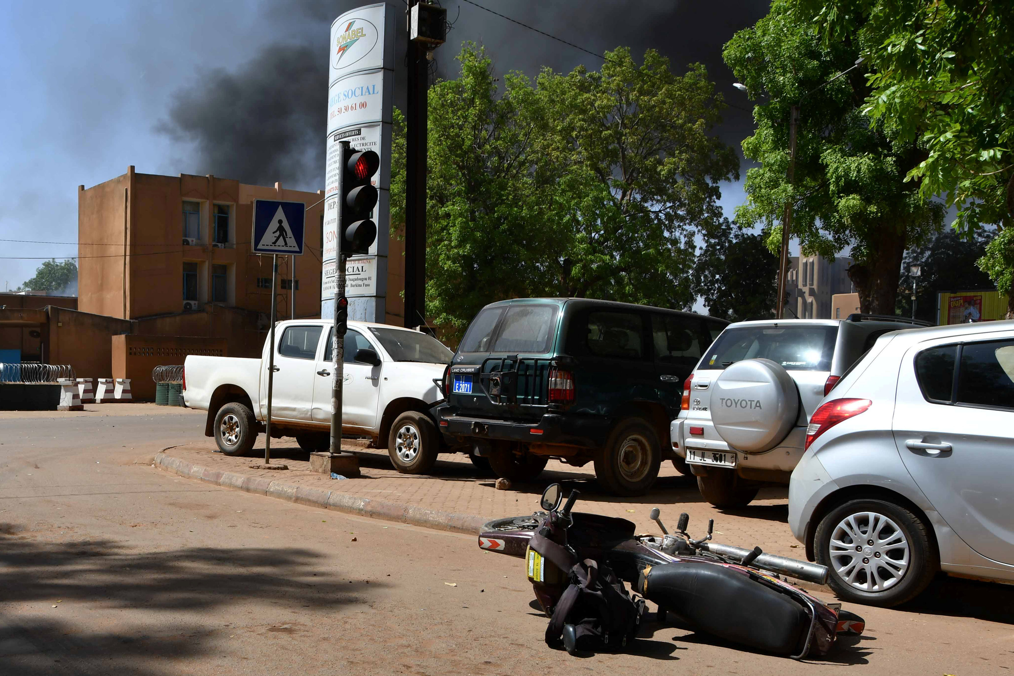 ▲台灣的非洲友邦布吉納法索（Burkina Faso）首都瓦加杜古（Ouagadougou）發生激烈槍戰與炸彈爆炸攻擊事件。（圖／路透社）