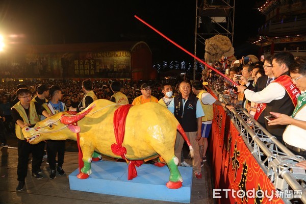 ▲台南市長李孟諺進行完鞭春牛儀式。（圖／市府提供）