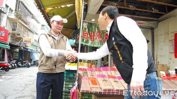 ▲▼鍾小平赴北市西湖市場掃街。（圖／記者楊佳穎攝）