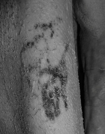 大英博物物館近期在「5000年前的古埃及木乃伊」身上發現「最古老紋身」，此木乃伊的屬於前王朝的「基波林木乃伊」，雖然展出已超過100年，但始終未發現其紋身，只能透過紅外線來辨別，該紋身位在上臂，圖案則為「野牛和蠻羊」。（圖／翻攝自路透社）