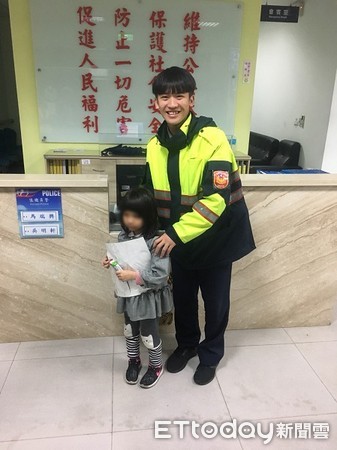 ▲員警安撫走失女童後，以車牌順利找到親人。（圖／中壢警分局提供）