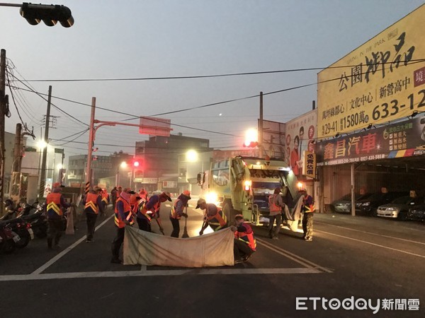 ▲台南市鹽水烽炮及聖母廟煙火蜂炮齊發，台南市環保局清潔隊漏夜清運迅速復原市容。（圖／環保局提供）