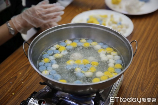 花蓮慈濟醫院節氣廚藝教室特地設計了好看、好吃的「蝶豆花金紅豆湯圓」，除了糯米粉之外，還選用南瓜、蝶豆花及紅豆等食材，簡單的步驟讓大家都能在家裡輕鬆DIY應景的美食。 （圖／花蓮慈濟醫院提供）