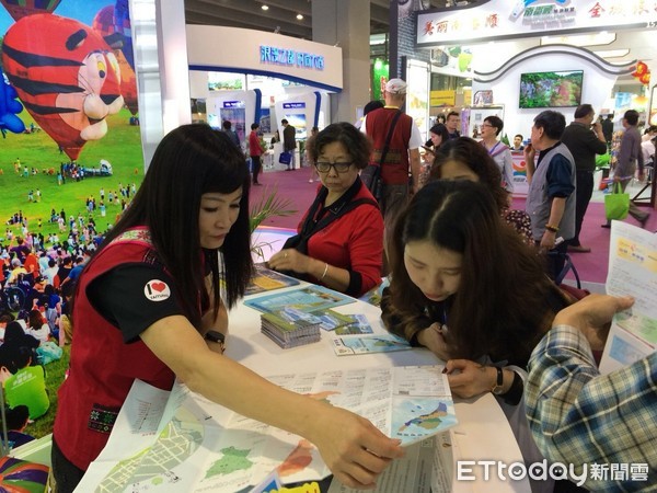 台東縣長黃健庭率領縣府團隊及台東縣內業者前往大陸參加廣州國際旅遊展覽會GITF，成功將台東之美行銷大陸，獲得大會頒發「最受關注旅遊目的地獎」，這也是繼去（2017）年獲頒「最具魅力旅遊線路獎」後再次獲得大會肯定。（圖／台東縣政府提供）