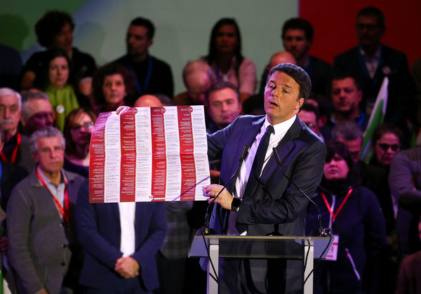 ▲▼義大利民主黨領袖倫齊（Matteo Renzi）在最後造勢活動上列出「政策清單」。（圖／路透社）