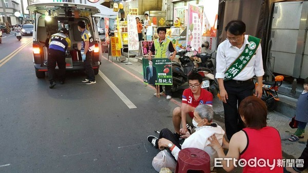 ▲台南市長參選人顏純左拜票時，遇一位長輩突然摔倒，顏純左醫師馬上上前關心，並協助聯絡救護車送醫。（圖／顏純左提供）