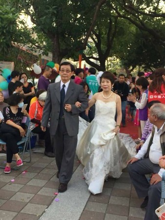 ▲年輕時結婚草草舉辦　90歲嬤「第一次穿婚紗」圓夢笑得好幸福。（圖／翻攝自和龍愛心關懷協會臉書）