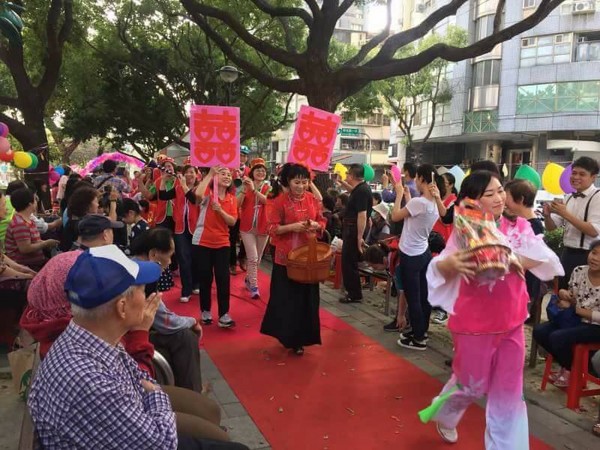 ▲年輕時結婚草草舉辦　90歲嬤「第一次穿婚紗」圓夢笑得好幸福。（圖／翻攝自和龍愛心關懷協會臉書）