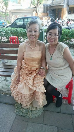 ▲年輕時結婚草草舉辦　90歲嬤「第一次穿婚紗」圓夢笑得好幸福。（圖／翻攝自和龍愛心關懷協會臉書）