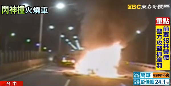 ▲▼ 21歲駕駛行經台74線18.2公里處，疑似車速過快加上恍神，直接衝撞匝道口護欄，釀成火燒車意外。（圖／東森新聞）