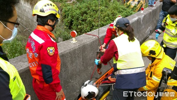 ▲▼丁姓重機騎士行經台21線16.6K處時，為閃避來車失控撞上橋墩，整個人飛墜3米深橋下。（圖／記者莊智勝翻攝）