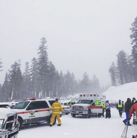 ▲▼位於美國加州的巨象山（Mammoth Mountain）當地時間3日早上爆發雪崩，當時現場大亂，超過100人找不到交通工具下山，最後只好沿著公路一路滑行。（圖／翻攝自mayu_californialiving IG）