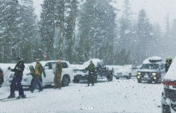 ▲▼位於美國加州的巨象山（Mammoth Mountain）當地時間3日早上爆發雪崩，當時現場大亂，超過100人找不到交通工具下山，最後只好沿著公路一路滑行。（圖／翻攝自mayu_californialiving IG）