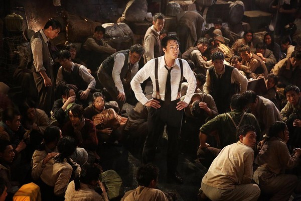 韓星蘇志燮飾演的角色本是鐘路的惡霸，懷著淘金夢來到端島，沒想到卻是惡夢的開端。（CJ娛樂提供）