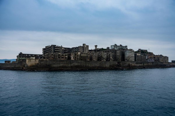 從另一個角度看軍艦島，感覺更像一艘浮在海面上的軍艦。