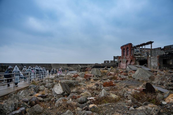 已被成功認證為世界文化遺產的軍艦島，島上規劃好參觀路線，遊客很有秩序地魚貫登島。